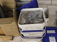 Bouwgerelateerde producten w.o. vulplaatjes op en onder schap. - afbeelding 2 van  3