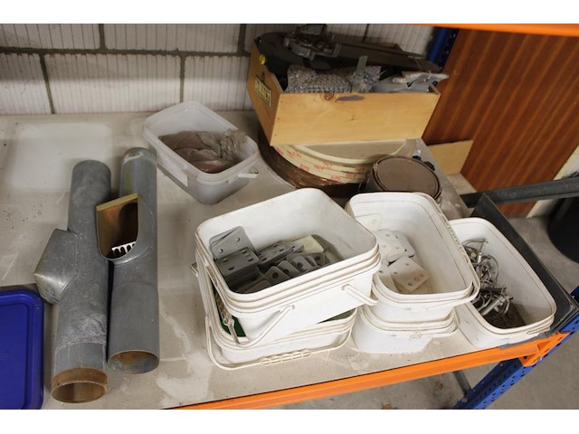 Bouwgerelateerde producten w.o. vulplaatjes op en onder schap. - afbeelding 3 van  3