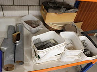 Bouwgerelateerde producten w.o. vulplaatjes op en onder schap. - afbeelding 3 van  3
