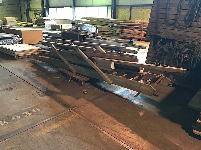 Bouwhout, trap en balken - afbeelding 1 van  5