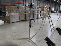 Bouwlamp op in hoogte verstelbaar statief. - afbeelding 1 van  2