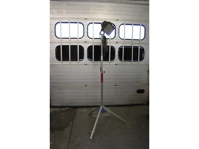 Bouwlamp op statief - afbeelding 2 van  2