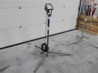 Bouwlamp op statief. - afbeelding 1 van  3
