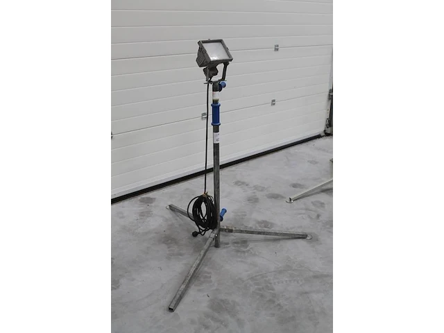 Bouwlamp op statief. - afbeelding 2 van  3