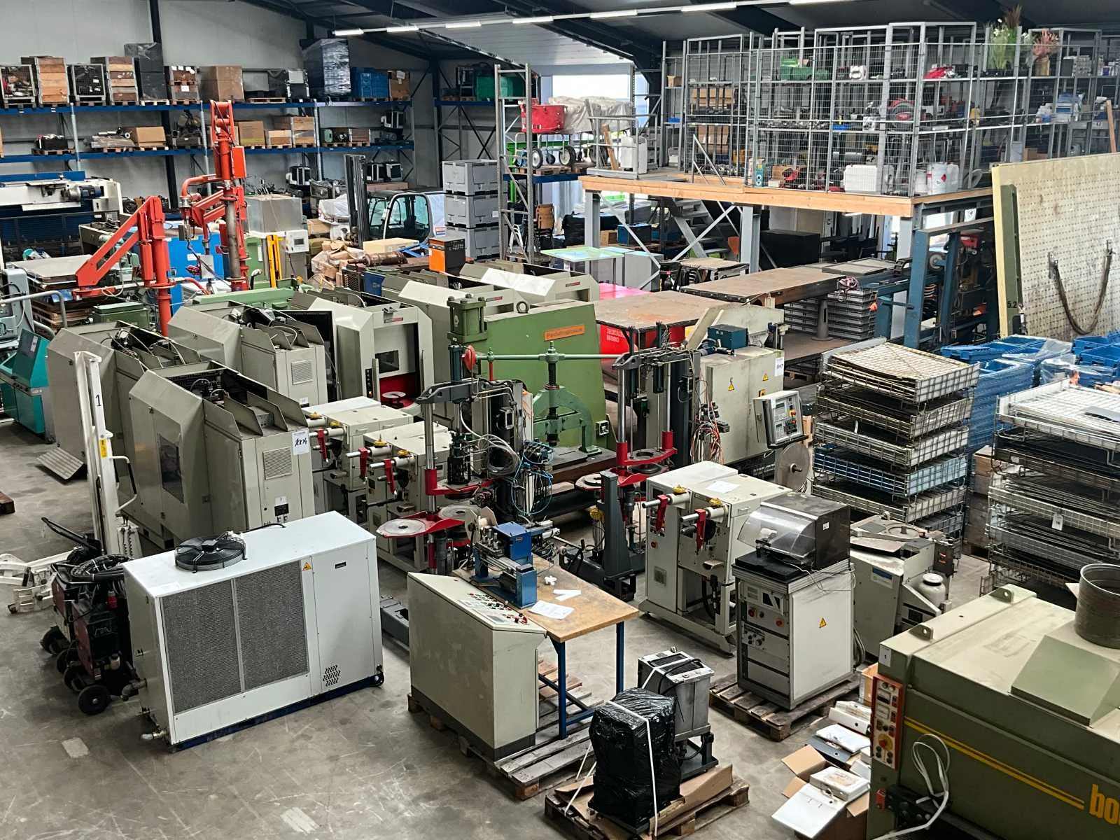Bouwmachines, containers, gereedschappen en bouwmaterialen