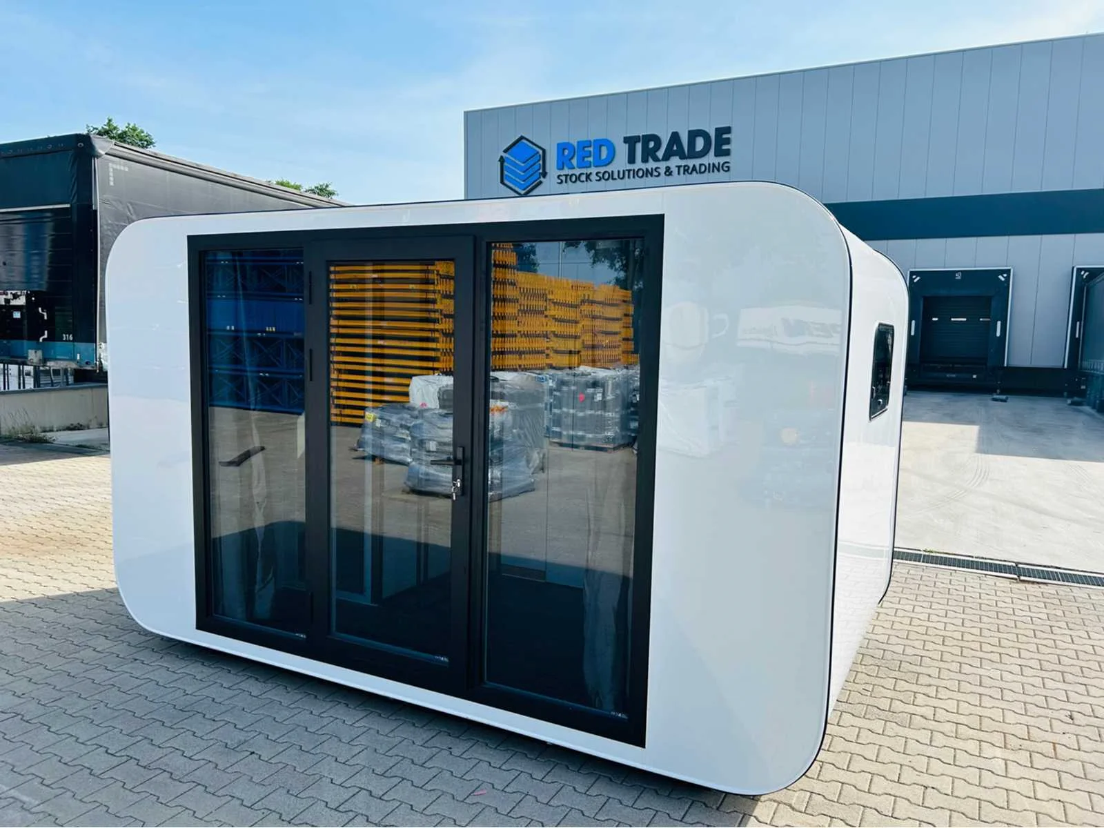 Bouwmaterialen, dakbedekking, woonunits en gereedschappen