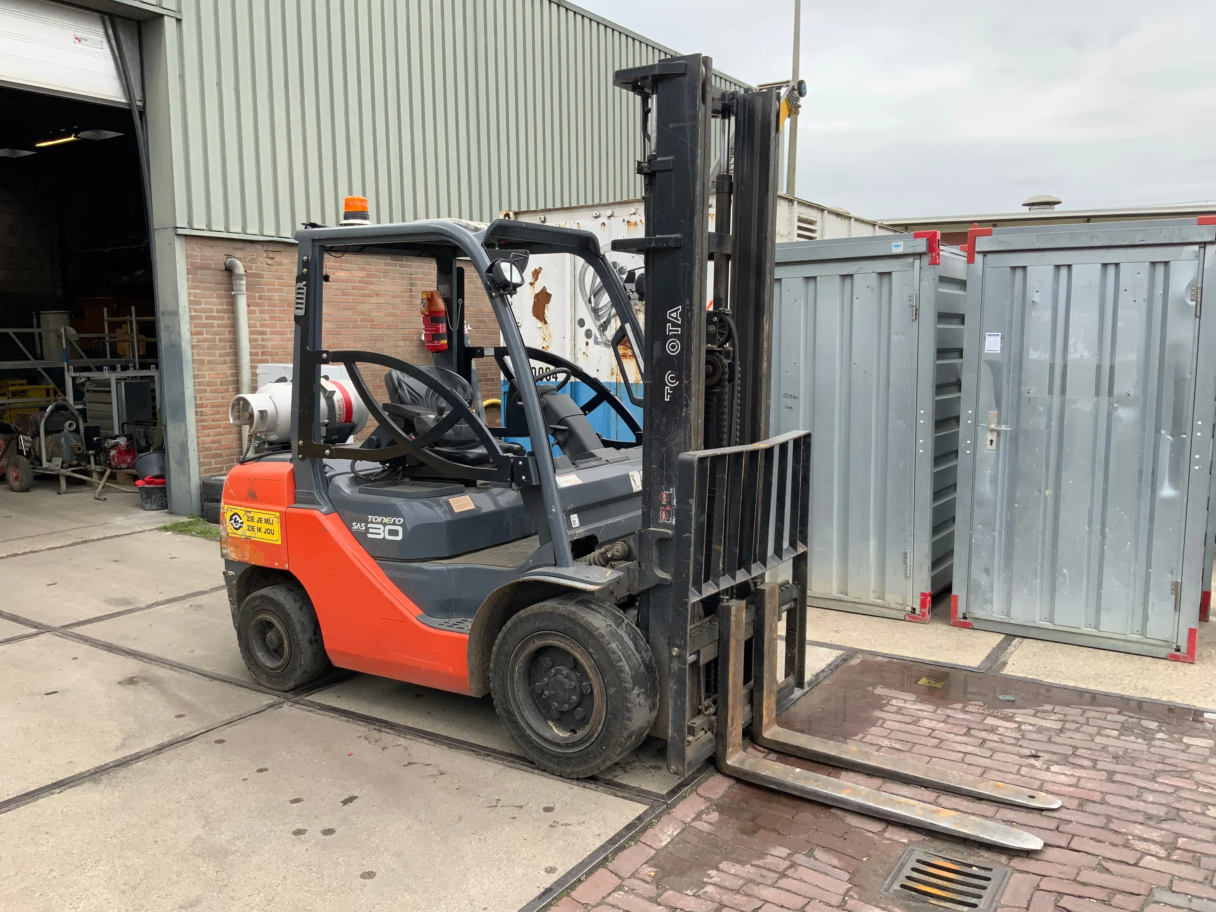 Bouwmaterialen, schaftwagens, heftrucks aanhangwagens en ex-rental machines