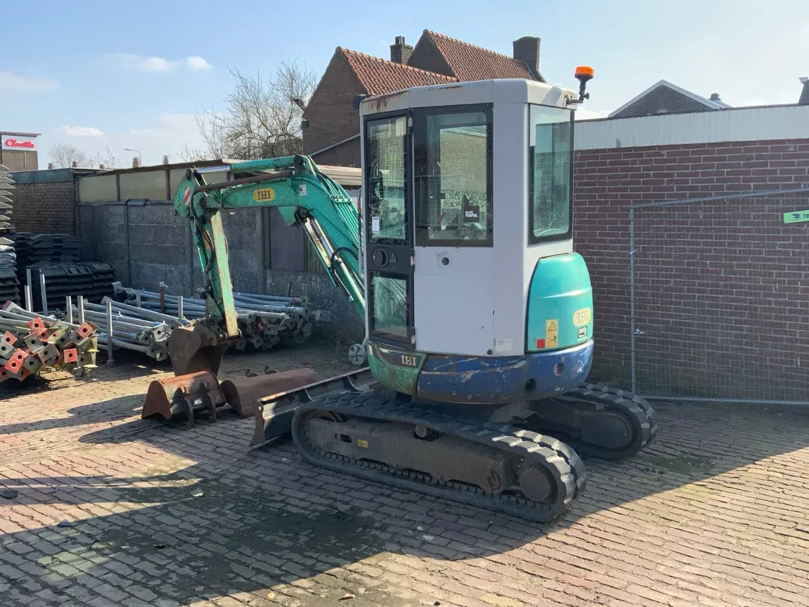 Bouwmaterialen, schaftwagens, heftrucks aanhangwagens en ex-rental machines