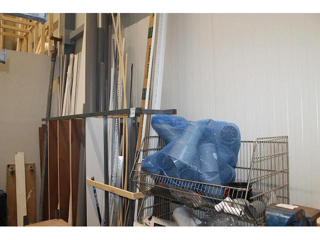 Bouwmaterialen w.o. pvc buizen en koppelingen, hoek- en plafondstrips, kalkzandstenen, isolatie en stempel. - afbeelding 1 van  7