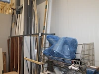 Bouwmaterialen w.o. pvc buizen en koppelingen, hoek- en plafondstrips, kalkzandstenen, isolatie en stempel. - afbeelding 1 van  7