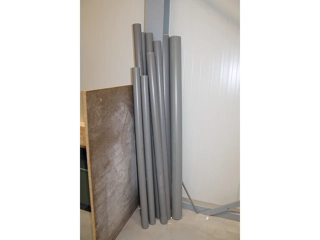 Bouwmaterialen w.o. pvc buizen en koppelingen, hoek- en plafondstrips, kalkzandstenen, isolatie en stempel. - afbeelding 2 van  7