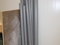 Bouwmaterialen w.o. pvc buizen en koppelingen, hoek- en plafondstrips, kalkzandstenen, isolatie en stempel. - afbeelding 2 van  7