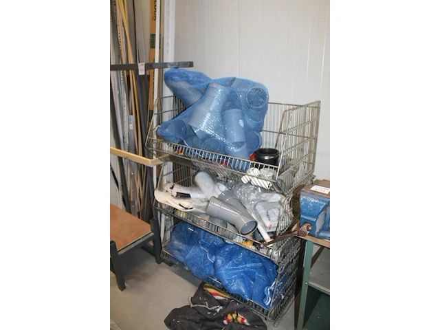 Bouwmaterialen w.o. pvc buizen en koppelingen, hoek- en plafondstrips, kalkzandstenen, isolatie en stempel. - afbeelding 3 van  7