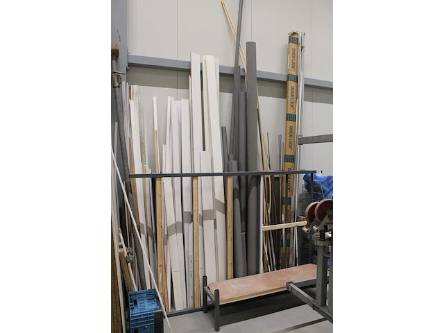 Bouwmaterialen w.o. pvc buizen en koppelingen, hoek- en plafondstrips, kalkzandstenen, isolatie en stempel. - afbeelding 4 van  7
