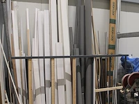 Bouwmaterialen w.o. pvc buizen en koppelingen, hoek- en plafondstrips, kalkzandstenen, isolatie en stempel. - afbeelding 4 van  7