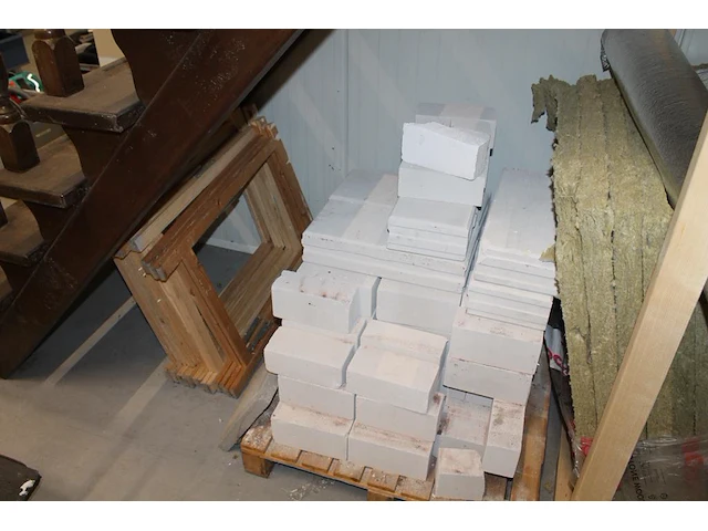 Bouwmaterialen w.o. pvc buizen en koppelingen, hoek- en plafondstrips, kalkzandstenen, isolatie en stempel. - afbeelding 6 van  7