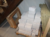 Bouwmaterialen w.o. pvc buizen en koppelingen, hoek- en plafondstrips, kalkzandstenen, isolatie en stempel. - afbeelding 6 van  7