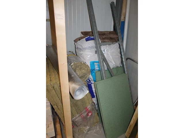 Bouwmaterialen w.o. pvc buizen en koppelingen, hoek- en plafondstrips, kalkzandstenen, isolatie en stempel. - afbeelding 7 van  7