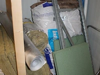 Bouwmaterialen w.o. pvc buizen en koppelingen, hoek- en plafondstrips, kalkzandstenen, isolatie en stempel. - afbeelding 7 van  7