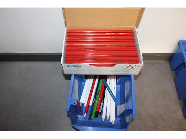 Bouwpotloden in kunststofkrat, ruim 75 stuks. - afbeelding 2 van  2