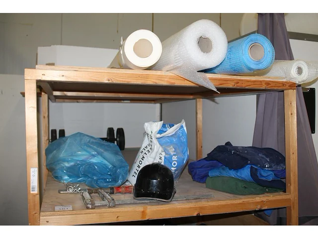 Bouwproducten waaronder speciekuip, ophoogzand, poederlijm, lijmklem, gips, ondervloer, miofol, bubblefolie... - afbeelding 3 van  7