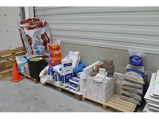 Bouwprodukten w.o. stenen, isolatie, vloerenzand, egaliseermiddel en diverse mortels op 3 pallets en op ste... - afbeelding 1 van  6
