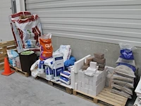 Bouwprodukten w.o. stenen, isolatie, vloerenzand, egaliseermiddel en diverse mortels op 3 pallets en op ste... - afbeelding 1 van  6