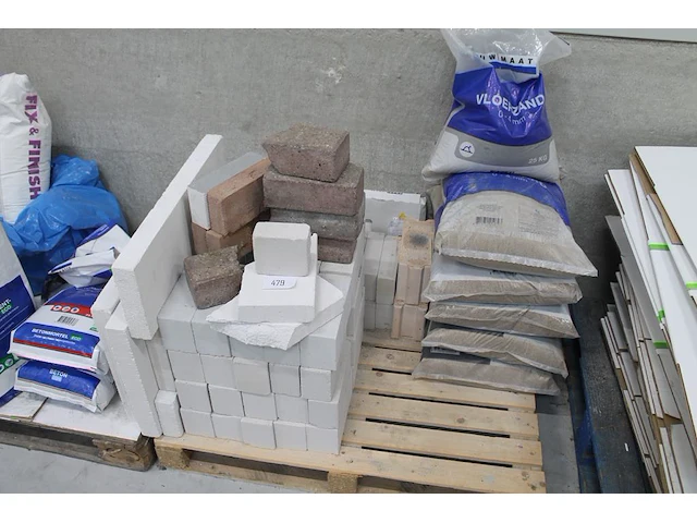 Bouwprodukten w.o. stenen, isolatie, vloerenzand, egaliseermiddel en diverse mortels op 3 pallets en op ste... - afbeelding 3 van  6