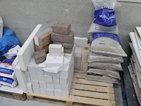 Bouwprodukten w.o. stenen, isolatie, vloerenzand, egaliseermiddel en diverse mortels op 3 pallets en op ste... - afbeelding 3 van  6