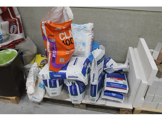 Bouwprodukten w.o. stenen, isolatie, vloerenzand, egaliseermiddel en diverse mortels op 3 pallets en op ste... - afbeelding 4 van  6