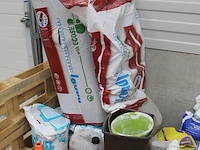 Bouwprodukten w.o. stenen, isolatie, vloerenzand, egaliseermiddel en diverse mortels op 3 pallets en op ste... - afbeelding 6 van  6