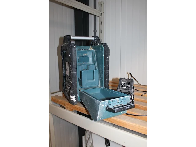 Bouwradio wesco met accu en lader. - afbeelding 3 van  3