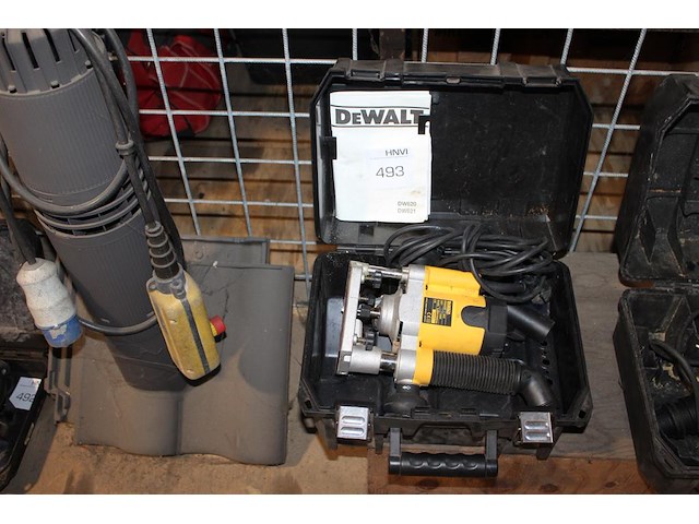 Bovenfrees dewalt in kunststof koffer. - afbeelding 1 van  2