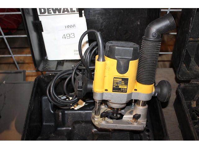 Bovenfrees dewalt in kunststof koffer. - afbeelding 2 van  2