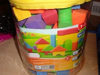 Box met 100 schuimstof bouwstenen
