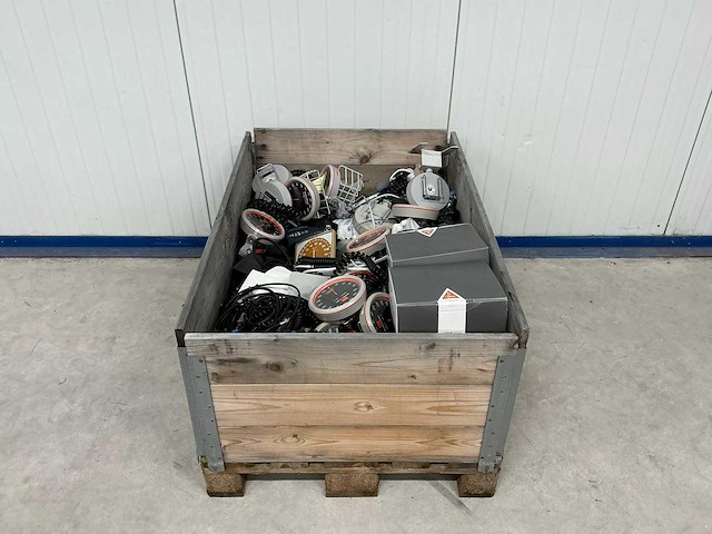 Box met diverse bloeddrukmeters en accessoires - afbeelding 1 van  3