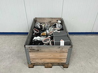 Box met diverse bloeddrukmeters en accessoires - afbeelding 1 van  3