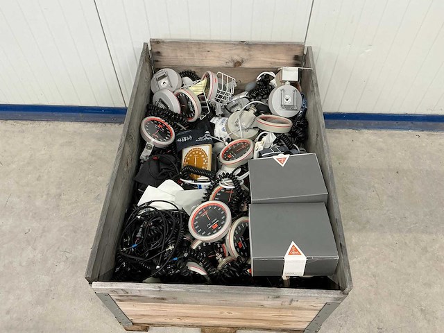 Box met diverse bloeddrukmeters en accessoires - afbeelding 2 van  3