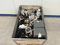 Box met diverse bloeddrukmeters en accessoires - afbeelding 2 van  3