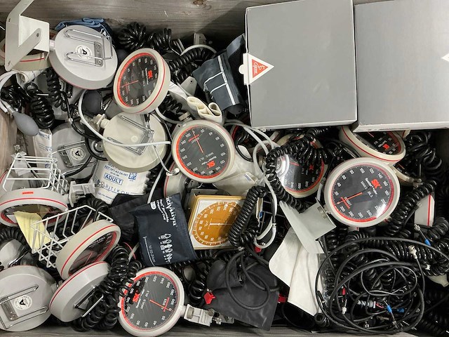 Box met diverse bloeddrukmeters en accessoires - afbeelding 3 van  3