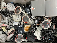 Box met diverse bloeddrukmeters en accessoires - afbeelding 3 van  3