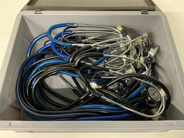 Box met stethoscopen (13x) - afbeelding 1 van  1