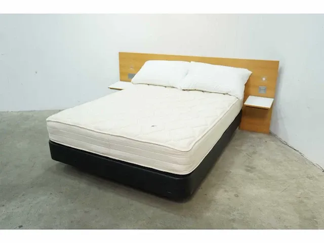 Boxspring 240x200x97 (2x) - afbeelding 1 van  5