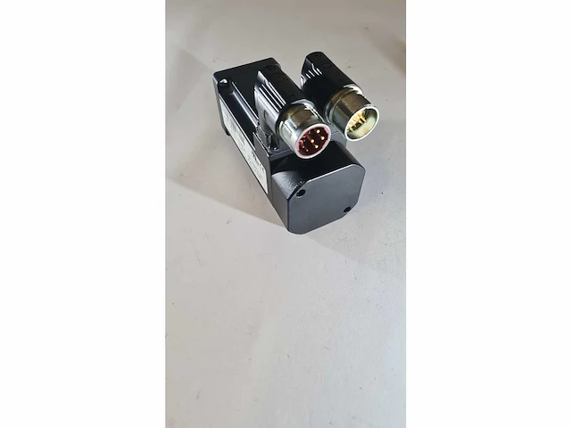 B&r - 8lsa24.e4960d000-0 - servo motor - afbeelding 3 van  3
