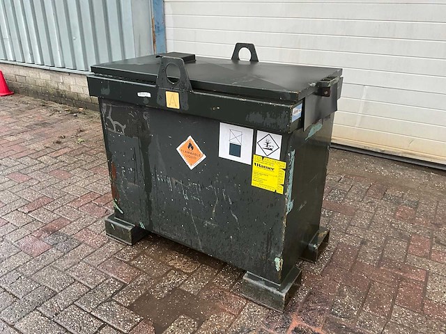 Brandstoftank met aftankinstallatie - afbeelding 1 van  8