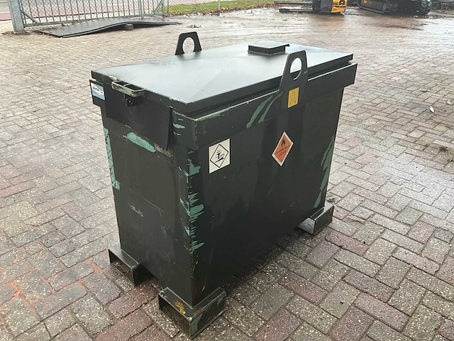 Brandstoftank met aftankinstallatie - afbeelding 6 van  8