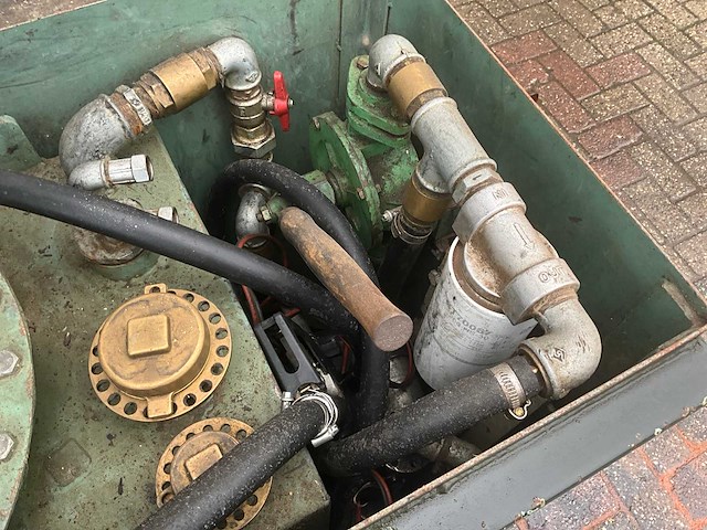 Brandstoftank met aftankinstallatie - afbeelding 8 van  8