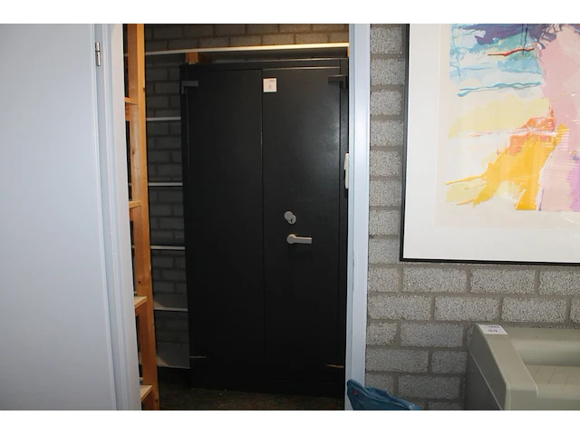 Brandvertragende kast met twee deuren. afmeting 95 x 57 x 195 cm. let op! kast is zwaar. - afbeelding 1 van  2