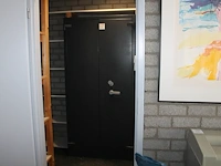 Brandvertragende kast met twee deuren. afmeting 95 x 57 x 195 cm. let op! kast is zwaar.