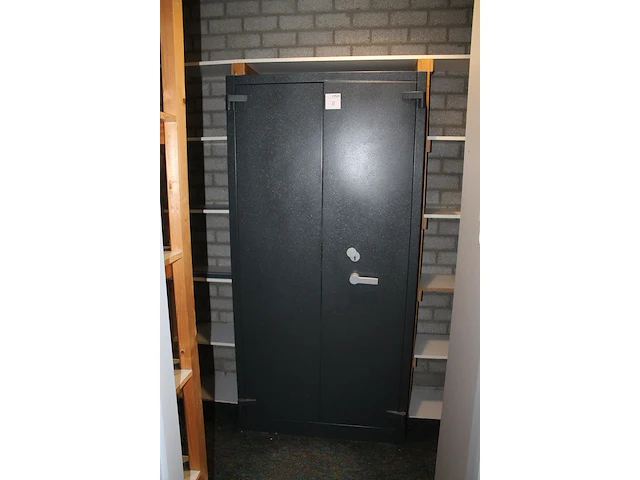Brandvertragende kast met twee deuren. afmeting 95 x 57 x 195 cm. let op! kast is zwaar. - afbeelding 2 van  2